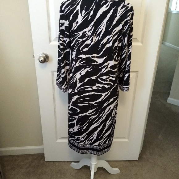 Dana Buchman black and white zebra print sheath dress. Medium - Picture 5 of 9